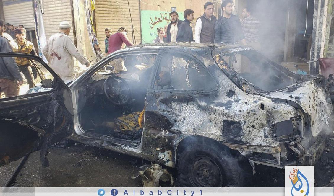 Människor bevittnar förödelsen efter bilbomsdådet i al-Bab i Syrien den 16 november. Bilden kommer från en oppositionell aktivistgrupp, men bildens äkthet har verifierats av nyhetsbyrån AP via andra källor. Foto: Albab City via AP/TT