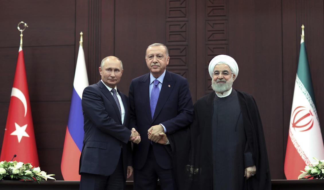 Turkiets president Recep Tayyip Erdogan, i mitten, Rysslands president Vladimir Putin, till vänster. och Irans president Hassan Rohani vid måndagens möte i Turkiets huvudstad Ankara. Foto: Burhan Ozbilici/AP/TT