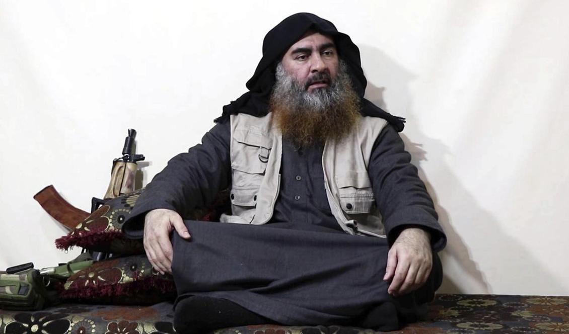 Arkivbild på IS förre ledaren Abu Bakr al-Baghdadi. Foto: Al-Furqan media/AP/TT