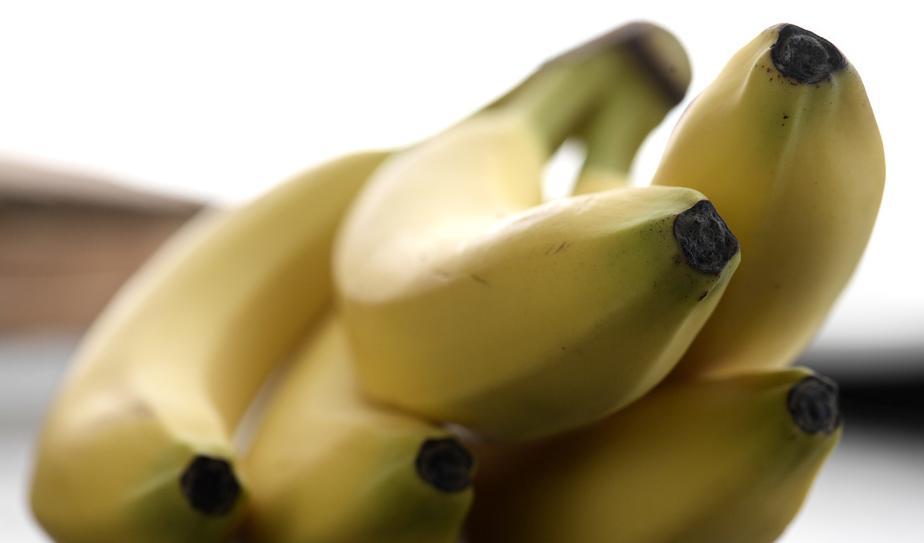Ett uppmärksammat banankonstverk, bestående av en banan som tejpats fast mot en vägg, åts upp av en besökare. Foto: Janerik Henriksson/TT-arkivbild