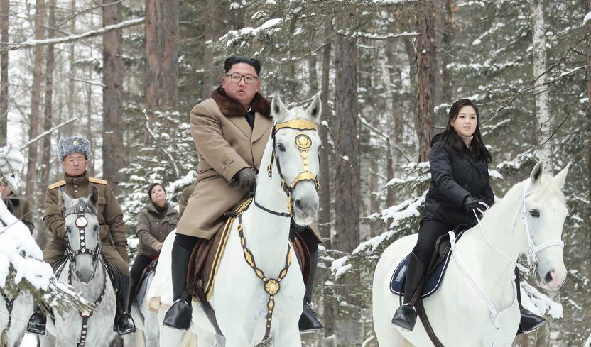 Nordkoreas diktator Kim Jong-Un och hans fru Ri Sol-Ju samt andra företrädare för landets regim. Bilden tillhandahålls av den statliga nyhetsbyrån KCNA och datumet för när den togs har inte kunnat bekräftas från oberoende håll. Foto: KCNA/AP/TT