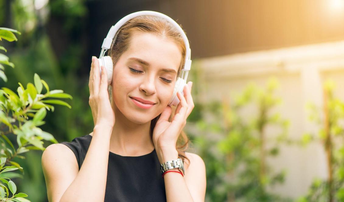 Att lyssna på sin favoritmusik kan minska stress och höja energinivån. Foto: Tirachard Kumtanom