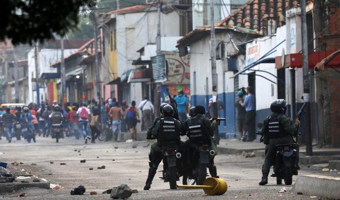 



Venezuelanska säkerhetsstyrkor drabbar samman med aktivister  i  Venezuela, den 23 feb. 2019. Foto: Andres Martinez Casares, Reuters
                                                                                                                                                                                                