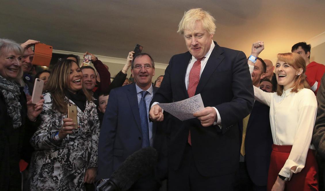 Storbritanniens premiärminister Boris Johnson under ett besök hos nyinvalda konservativa parlamentsledamöter på Sedgefield Cricket Club i County Durham i lördags. Foto: Lindsey Parnaby/AP/TT