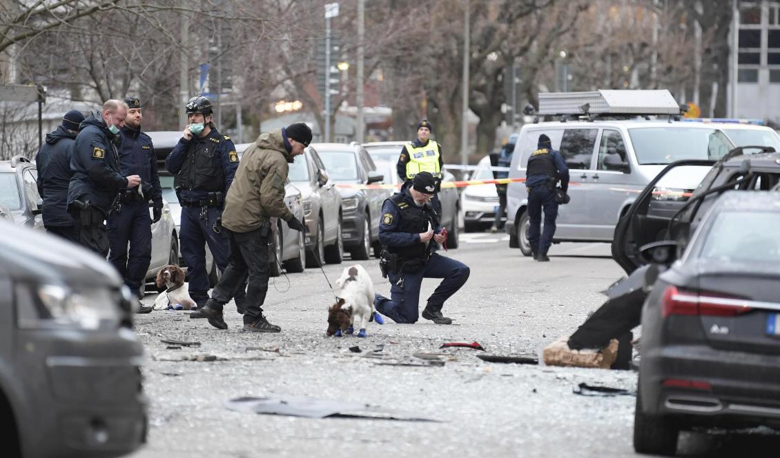 Polispatruller med hundar vid explosionsplatsen på Östermalm. Foto: Janerik Henriksson/TT