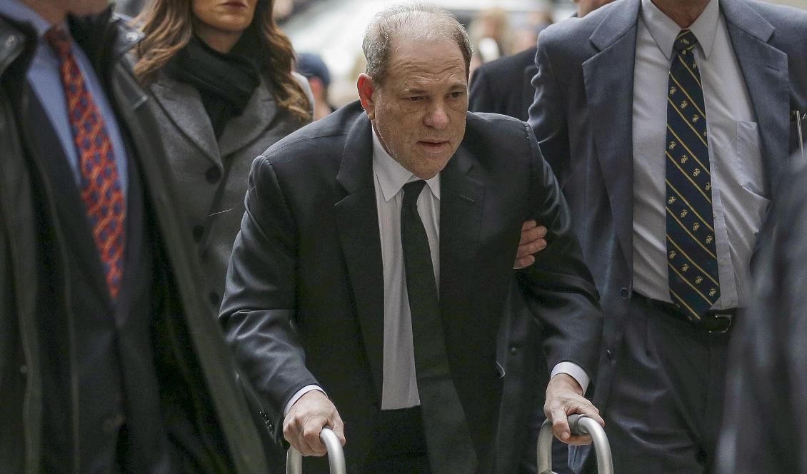 Harvey Weinstein anländer till rätten. Han står åtalad för våldtäkt och sexuellt övergrepp och rättegången väntas pågå i sex veckor. Foto: Seth Wenig/AP/TT