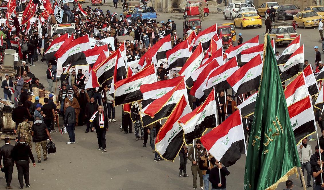 Oro för våldsamheter har ökat sedan makt- och styrkedemonstrationer genomförts på Tahrirtorget i Bagdad. På fredagen dödades flera demonstranter i en till synes planerad attack. Foto: Hadi Mizban/AP/TT