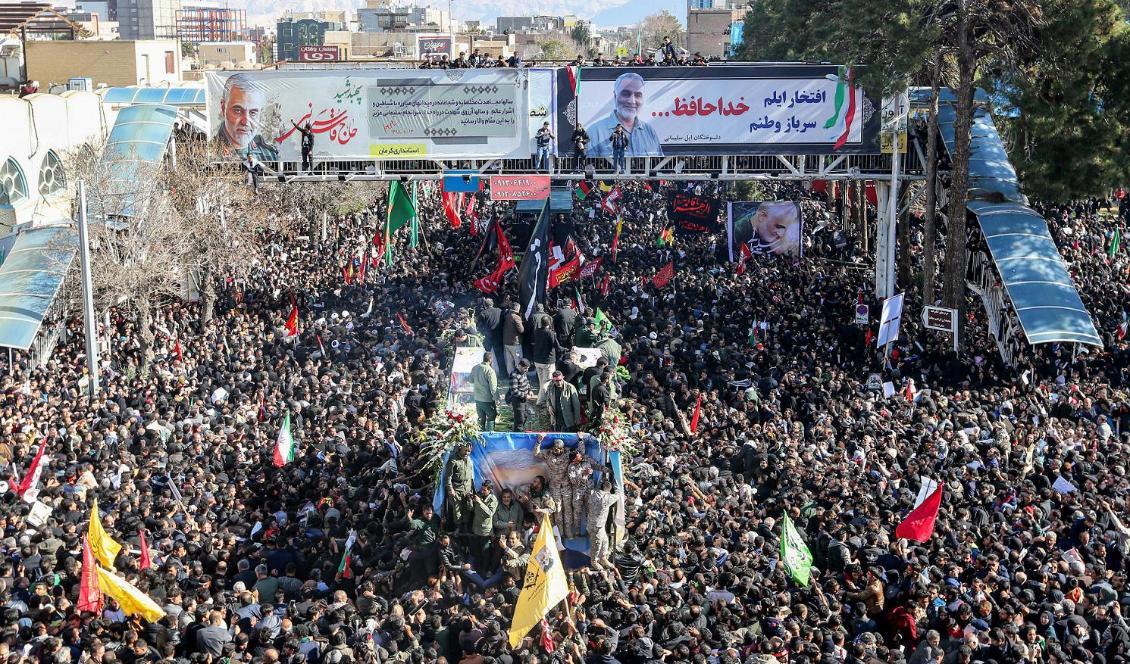 Iranier sörjer under Qassem Soleimanis begravningsceremoni på tisdagen i Kerman. Foto: Atta Kenare/AFP via Getty Images