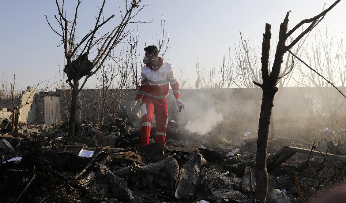 Hjälporganisationen Röda halvmånen, soldater och räddningspersonal larmades till olycksplatsen. Foto: Ebrahim Noroozi/AP/TT