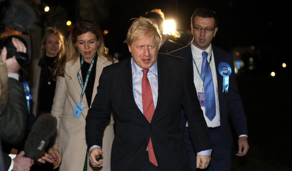 
Storbritanniens premiärminister Boris Johnson anländer till sin valkrets Uxbridge under natten till fredag. Foto: Kirsty Wigglesworth/AP/TT                                                
