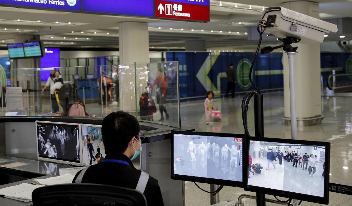 
Passagerare kontrolleras på flygplatsen i Hongkong. 
Foto: Andy Wong/AP/TT-arkivbild                                                