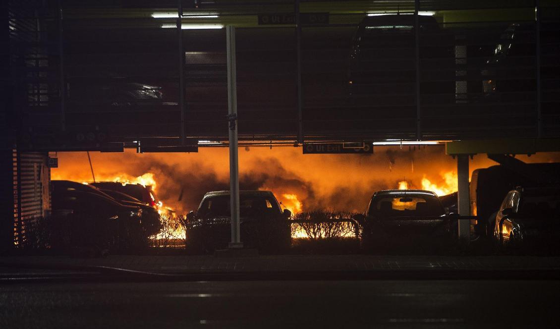 Mer än 300 bilar uppges ha blivit totalförstörda av branden i parkeringshuset vid flygplatsen i Stavanger i Norge. Foto: Carina Johansen/NTB/TT