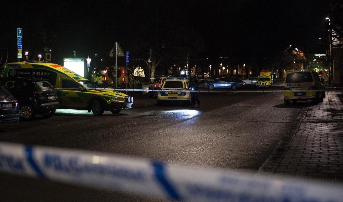 
Polisen har spärrat av ett större område i centrala Norrköping efter en skjutning under natten. Foto: Niklas Luks/TT                                                