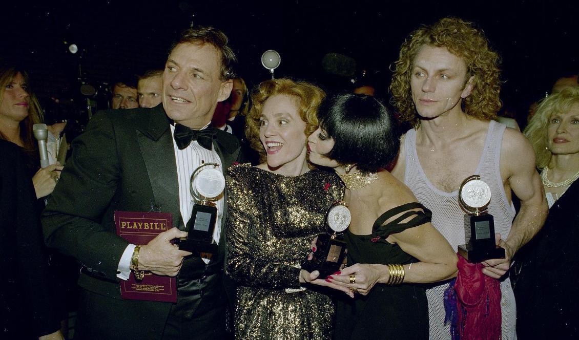 Ron Leibman (längst till vänster) när han vann en Tony 1993 för rollen i "Angels in America". Foto: Richard Drew/AP/TT-arkivbild
