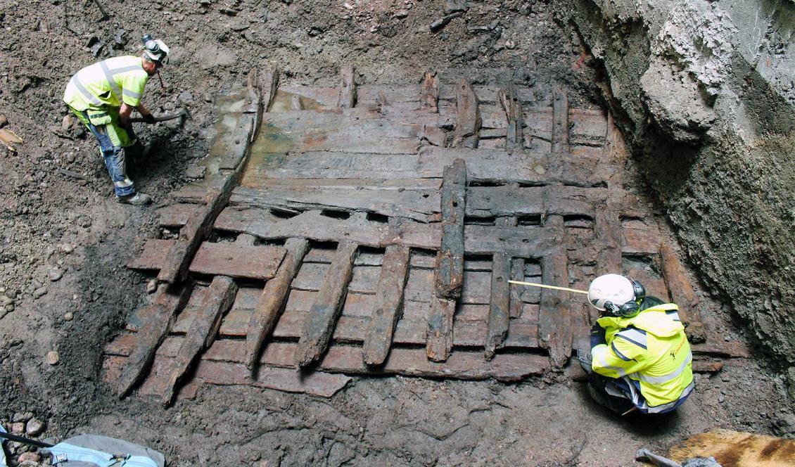 Arkeologerna Daniel Matsenius och Philip Tonemar undersöker vraket av lastfartyget Samson byggt 1598 som hittats i hjärtat av Stockholm. Foto: Foto: Arkeologikonsult