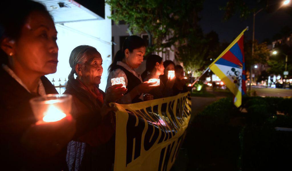 



Amerikaner med tibetanskt ursprung protesterar vid Kinas konsulat i Los Angeles, 19 november 2018. Arkivbild. Foto: Frederic J. Brown/AFP via Getty Images                                                                                                                                                                                                