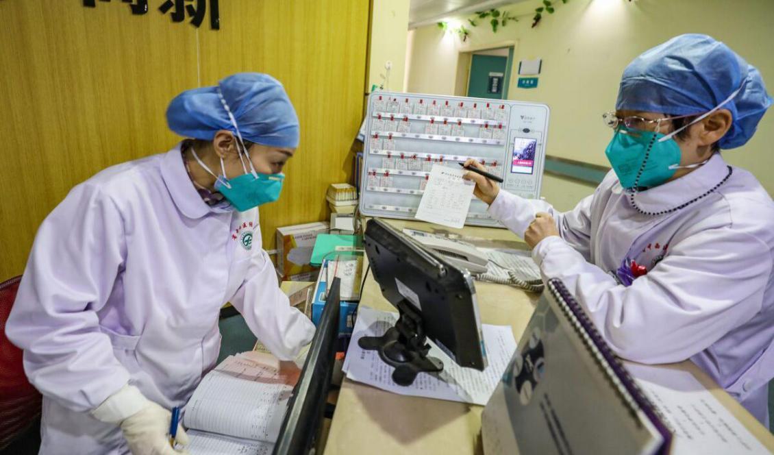 
Vårdpersonal med ansiktsmask på ett sjukhus i Wuhan, Kina den 30 jan. 2020. Foto: STR/AFP via Getty Images                                                