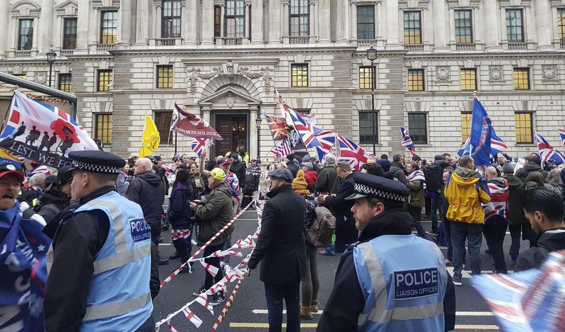Samling vid Westminster i London. Här spelas musik och brittiska flaggor vajar. Foto: Malin Jansson/TT