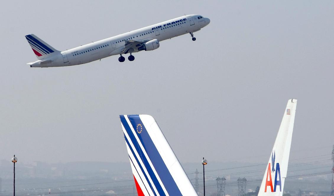 På bilden syns ett flygplan från Air France som lyfter från Charles De Gaulle-flygplatsen utanför Paris. Det finns inget samband mellan bilden och artikelns innehåll. Foto: Jaques Brinon/AP/TT-arkivbild