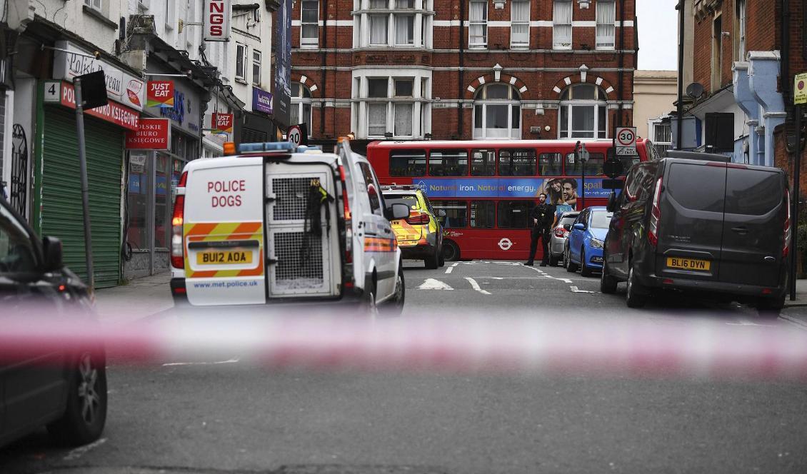 Tre personer fördes till sjukhus efter att en 20-åring angripit människor med kniv i Streatham i London på söndagseftermiddagen. Foto: Victoria Jones/AP/TT