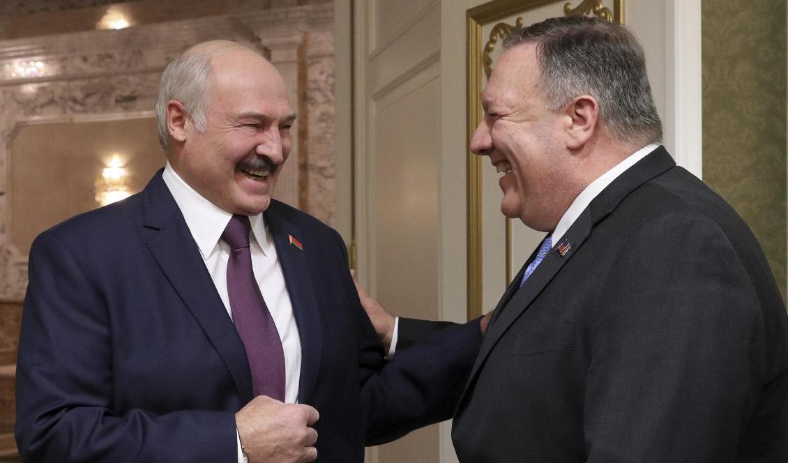 Alexandr Lukasjenko tillsammans med Mike Pompeo vid besöket i Minsk. Foto: Nikolai Petrov/AP/TT