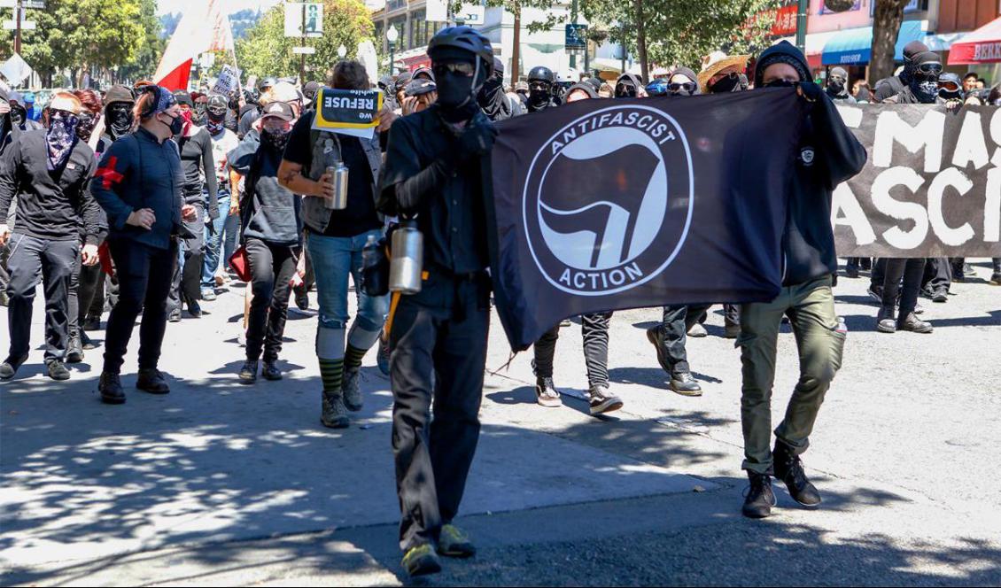 Vänsterextrema militanta Antifaanhängare demonstrerar i Berkley, Kalifornien i USA, den 5 augusti 2018. Foto: Amy Osborne, AFP, Getty Images