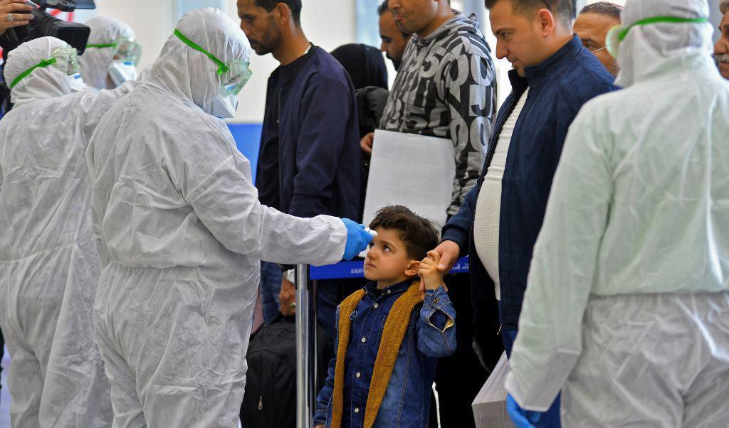 

Personal på Najaf International Airport mäter temperaturen på ett irakiskt barn som kommer från Iran, den 21 februari 2020. Foto: Haidar Hamdani/AFP via Getty Images                                                                                                