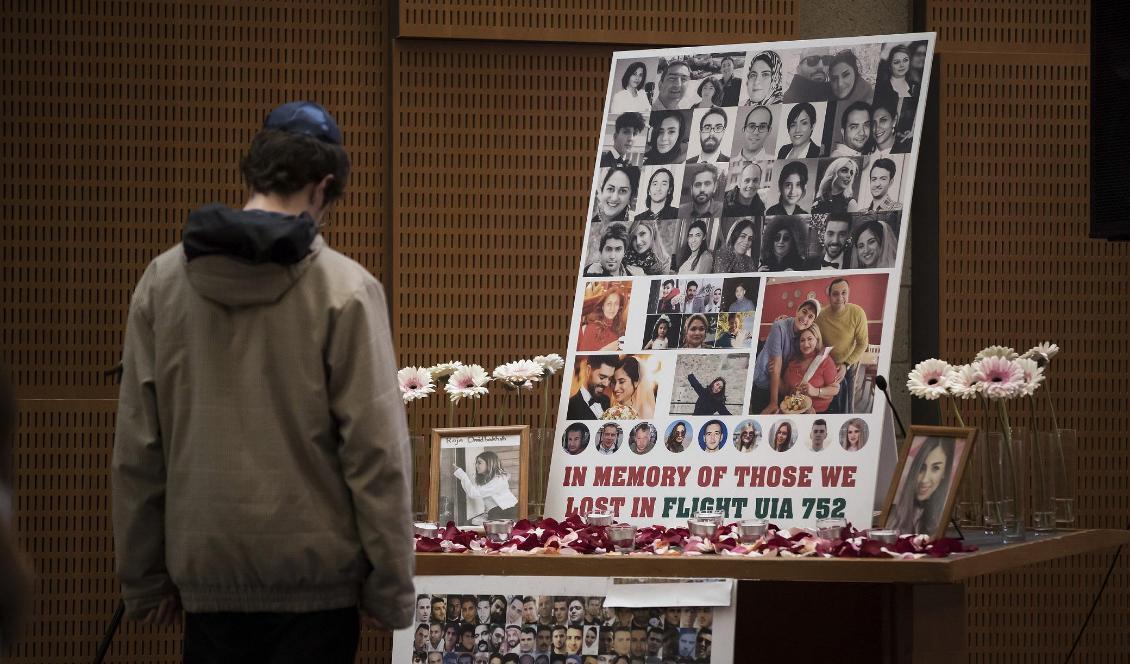 Bilder på några av offren i flygkraschen, vid en minnesstund i Kanada. Foto: Darryl Dyck/AP/TT-arkivbild