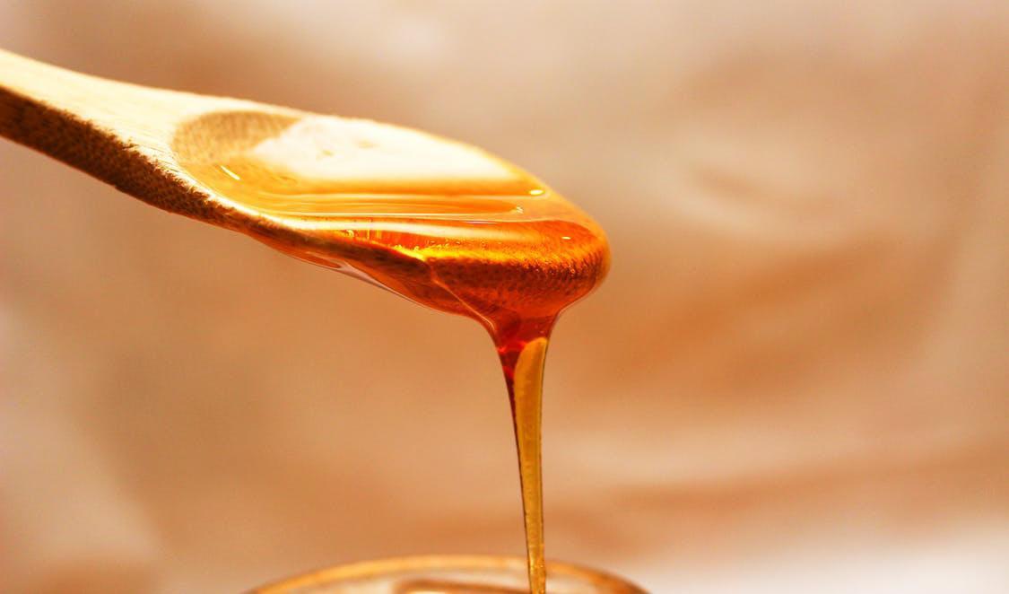 

Honung är ett välsmakande och näringsrikt alternativ till det jämförelsevis vanliga och giftiga vita sötningsmedlet.                                                                                                
