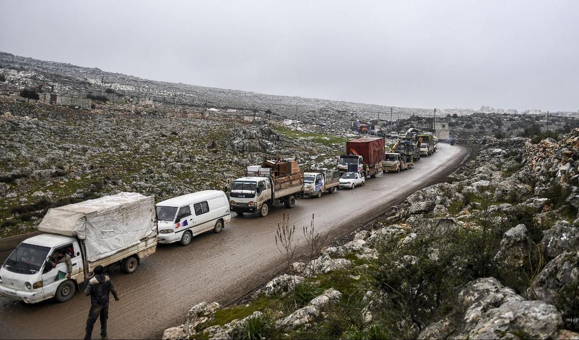 Civila syrier flyr från sina hem i krigshärjade Idlib i dåligt väder. Bilden är tagen på torsdagen. Foto: AP/TT