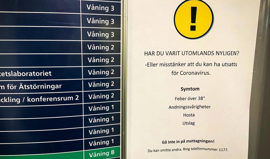 Anslag med information om coronaviruset sars-cov-2 uppsatt utanför hissarna på Maria Sjukhus på Södermalm i Stockholm. Foto: Mats Schagerström/TT-arkivbild