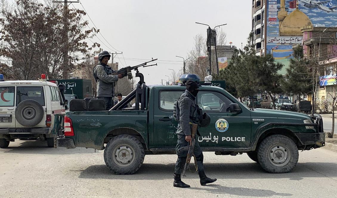 
Säkerhetsstyrkor anländer till platsen där nära 30 människor dödades i en attack i Afghanistans huvudstad Kabul på fredagsmorgonen. Foto: Rahmat Gul/AP/TT                                                