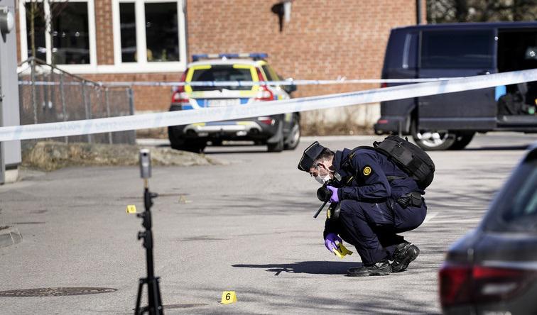 Polis undersöker platsen där en pojke i högstadieåldern blev knivhuggen i halsen vid en skola i Kortedala i Göteborg. Foto: Björn Larsson Rosvall/TT