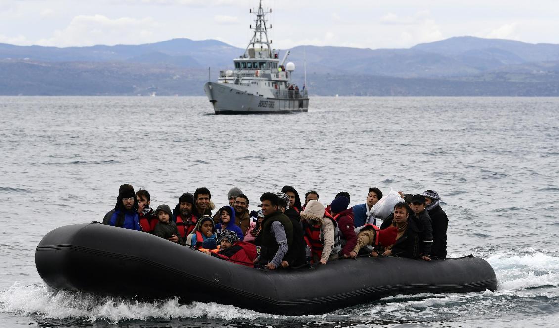 Migranter i gummibåt anländer till Lesbos med ett efterföljande Frontex-fartyg. Bild från förra veckan. Foto: Michael Varaklas/TT/AP