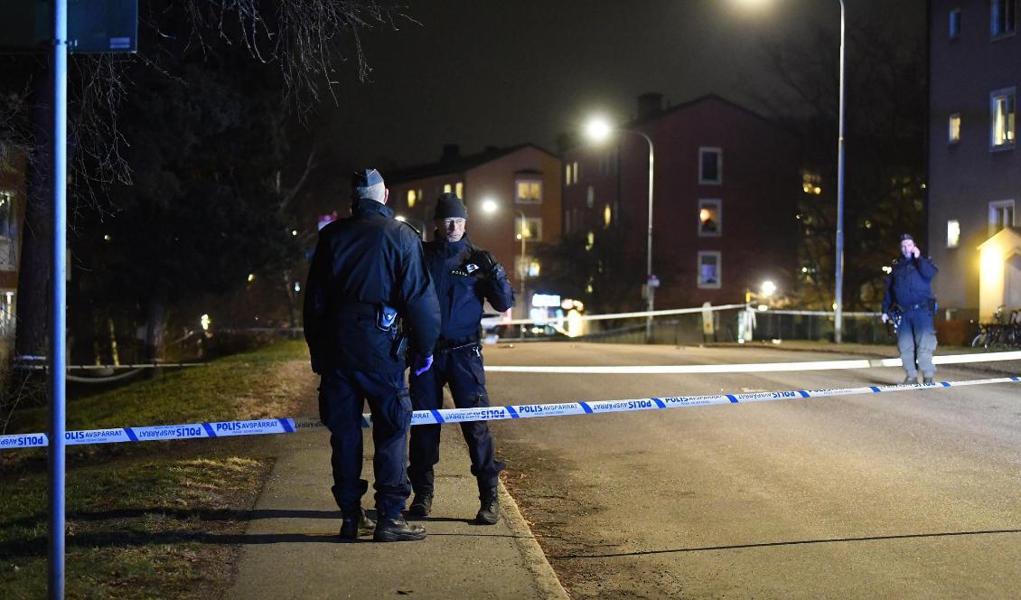
En pojke har skadats i en misstänkt skottlossning i Kärrtorp i södra Stockholm. Foto: Fredrik Sandberg/TT                                                