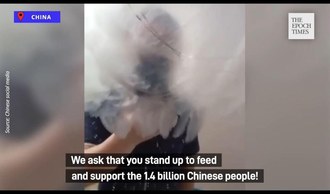 

I en video på kinesiska sociala medier uppmanar en kinesisk man kommunistpartiet att ta ansvar för folket. Foto: Skärmavbild/YouTube                                                                                                
