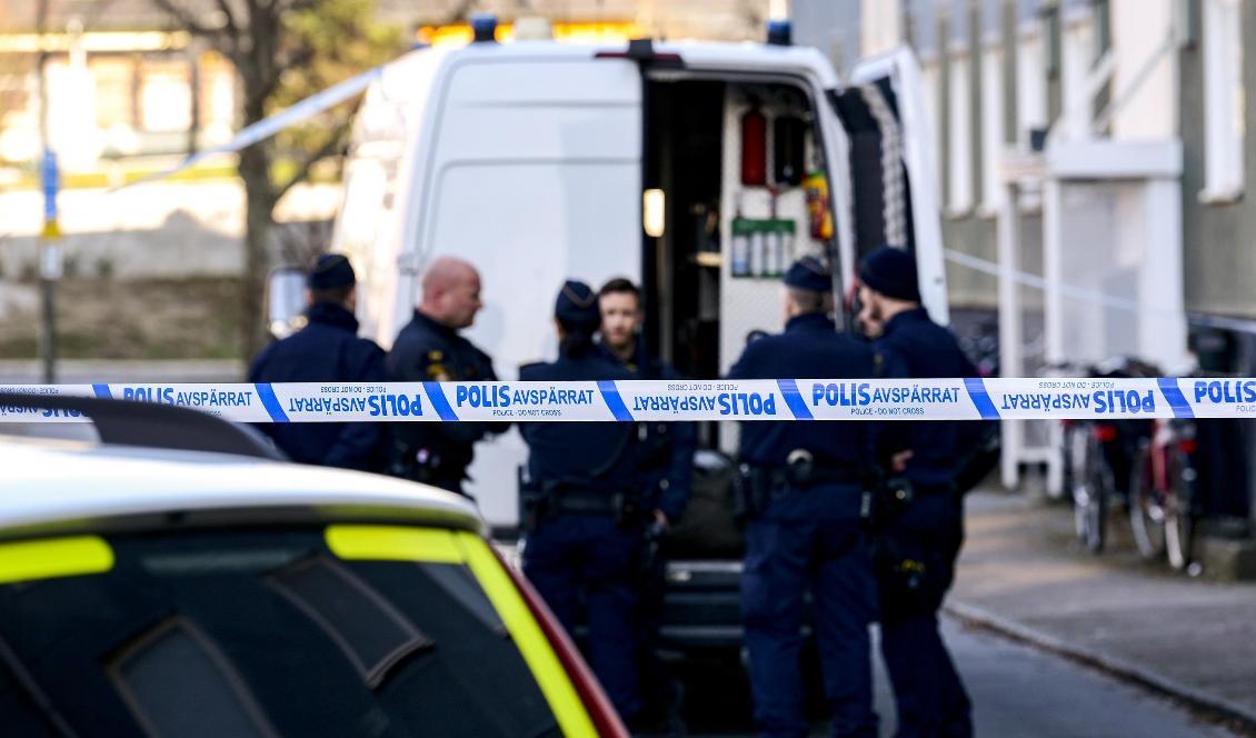 Polis och bombtekniker bakom avspärrningarna på Vitemöllegatan i Malmö. Foto: Johan Nilsson/TT