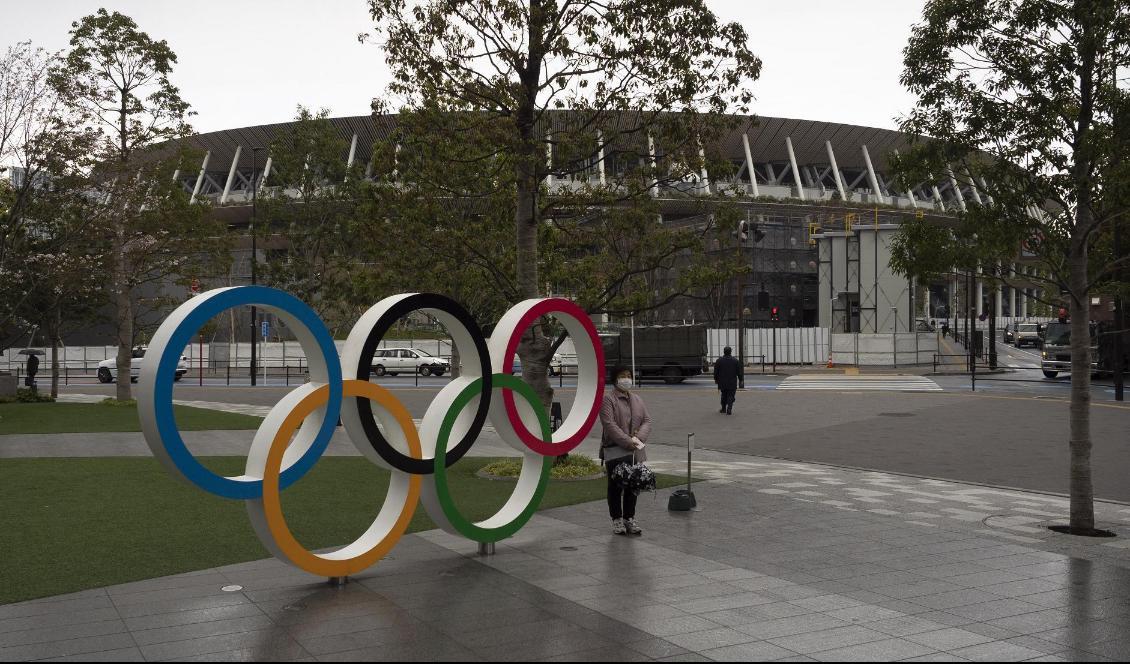 De olympiska ringarna står klara utanför olympiastadion i Tokyo. Foto: Jae C Hong/AP/TT