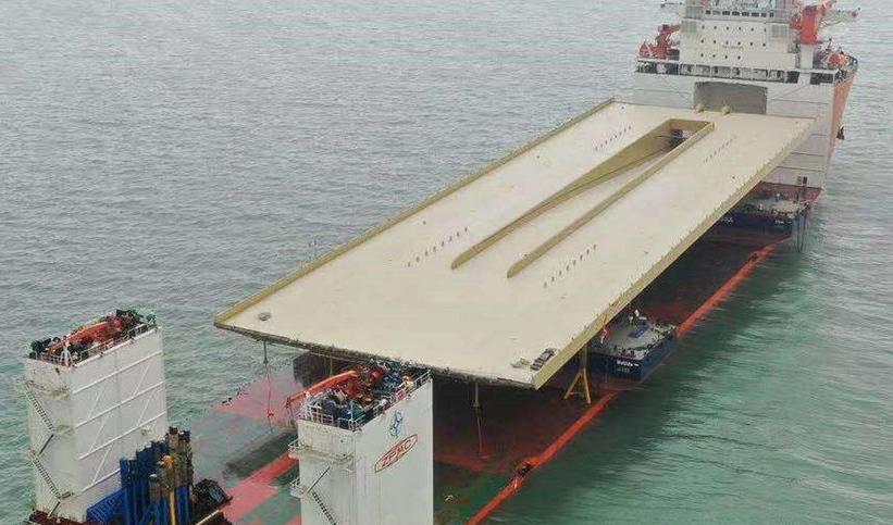 Fartygets speciella konstruktion gör det känsligt för vågor, men gör också att det kan transportera den 140 meter långa bron. Foto: Skanska
