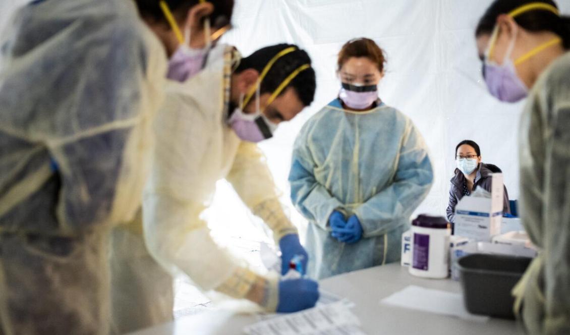 

Läkare testar sjukhuspersonal med influensasymtom för KKP-viruset i tält som satts upp för att fånga upp möjliga covid-19 patienter innan de går in på akutavdelningen vid St. Barnabas sjukhus i Bronx Borough i New York City den 24 mars, 2020. Foto: Misha Friedman, Getty Images                                                                                                