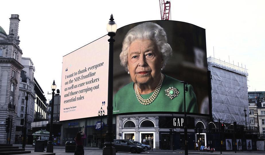 En bild på den brittiska drottningen Elizabeth efter att hon i söndags den 5 april höll ett tv-tal om coronakrisen till nationen. På lördagen höll drottningen återigen ett tal men denna var det en ljudinspelning om påsken i coronatider. Foto: Yui Mok/AP/TT