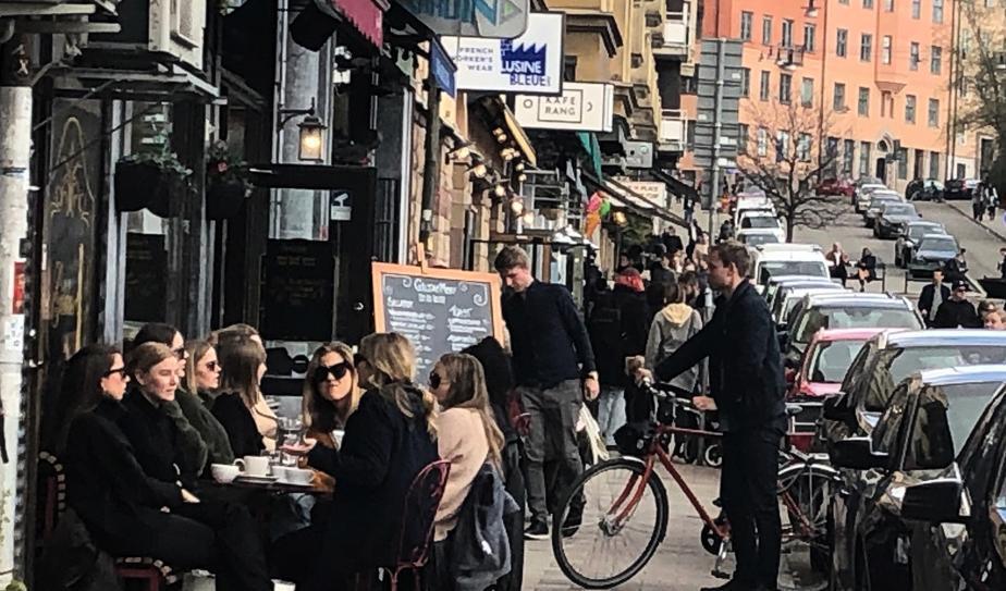 Trängseln var stor utanför kaféer och restauranger vid Nytorget i Stockholm på söndagen. Foto: Ingrid Dahlbäck/TT