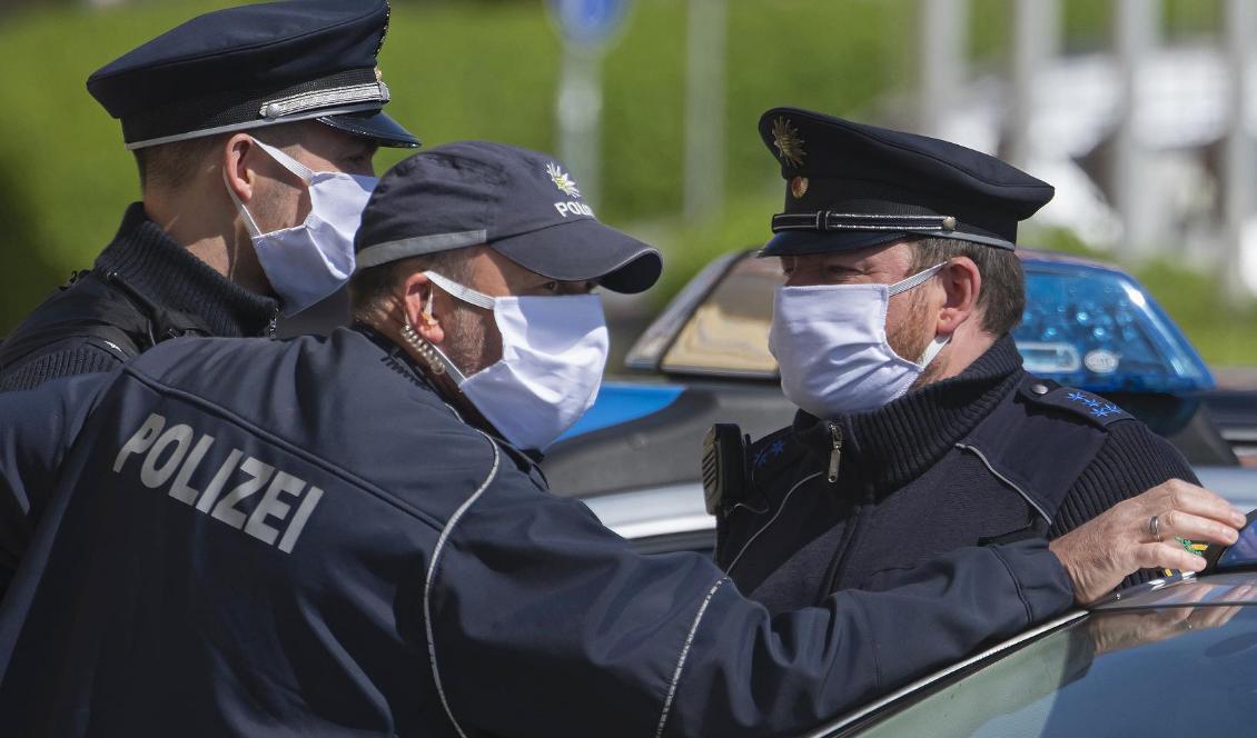 Poliser i Dresden bär munskydd för att minska smittspridningen av coronaviruset. Bilden är från i måndags. Foto: Jens Meyer/AP/TT