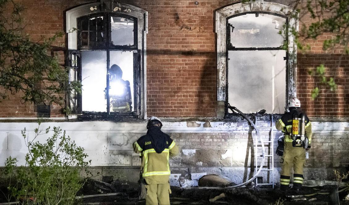 Räddningstjänsten arbetar med vad man tror är en anlagd brand vid en skola i Lund. Foto: Johan Nilsson/TT