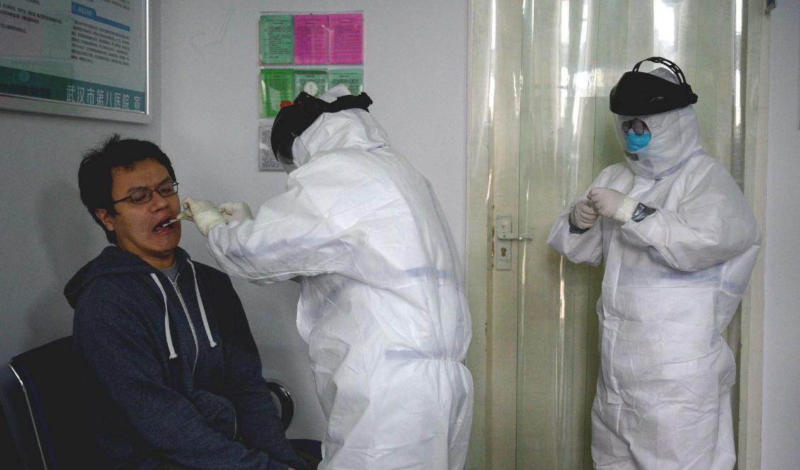 



Sjukhuspersonal testar en person för KKP-viruset på ett sjukhus i Wuhan, Kina, den 10 april 2020. Foto: Noel Celis/AFP via Getty Images                                                                                                                                                                                                