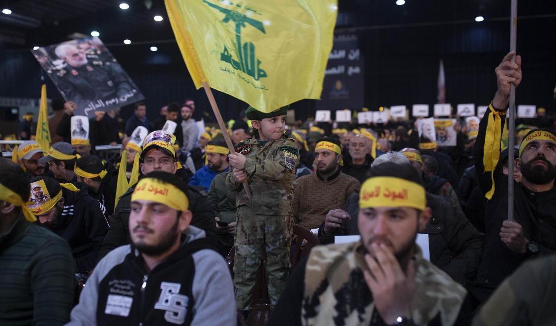 Anhängare till Hizbollah i Beiruts förorter. Foto: Maya Alleruzzo/AP/TT-arkivbild