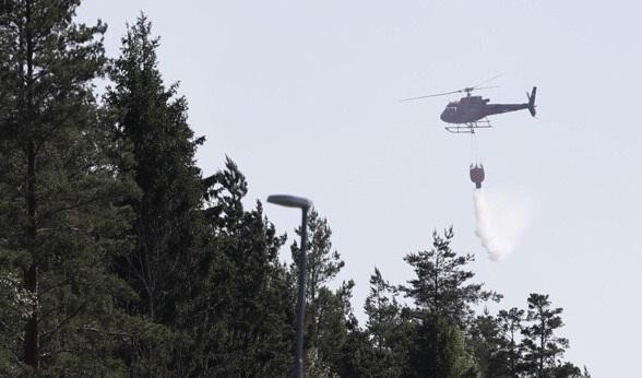 MSB varnar för skogsbränder och uppmanar allmänhet att vara försiktig i skog mark. Arkivbild från en markbrand i närheten av Arlanda flygplats i fjol. Foto: Fredrik Persson/TT
