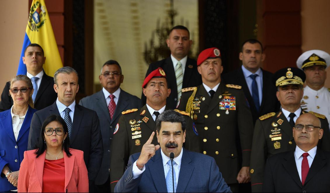 EU backar ett förslag från USA om att en övergångsregering bildas i Venezuela för att bryta det politiska dödläget. Men president Nicolás Maduro (längst fram i mitten) förkastar förhandlingspropån. Foto: Matias Delacroix/AP/TT-arkivbild