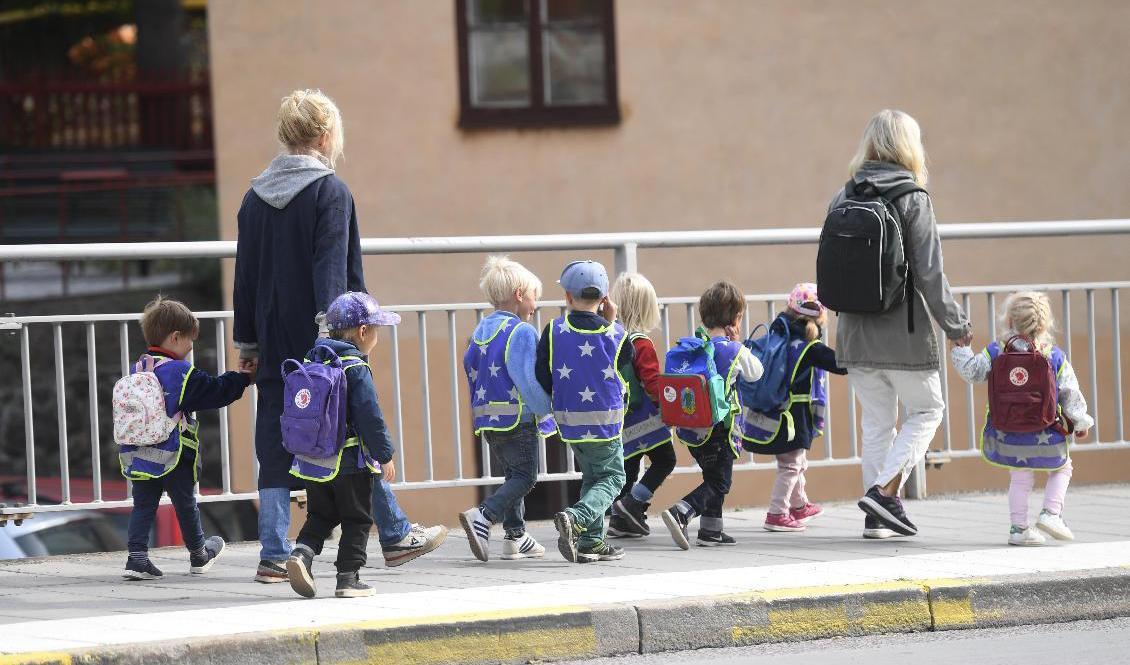 
Förskolebarn med fröknar på promenad. Foto: Fredrik Sandberg/TT-arkivbild                                            