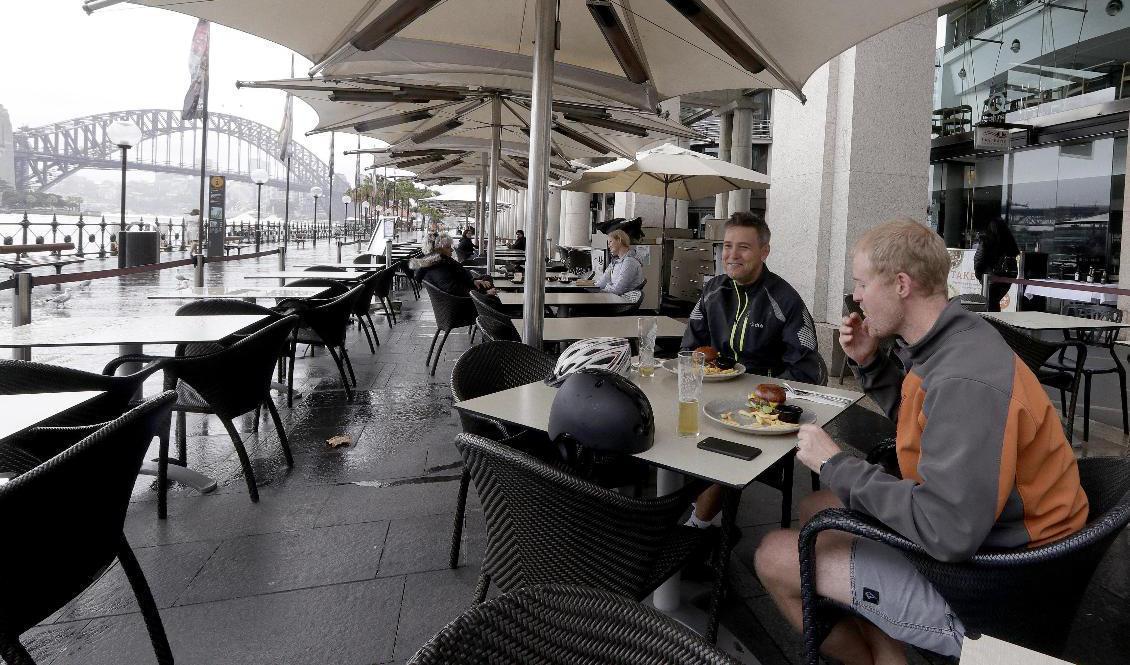 I Sydney börjar folk åter gå på restaurang, efter att de hårda virusrestriktionerna börjat lätta. Foto: Rick Rycroft/AP/TT